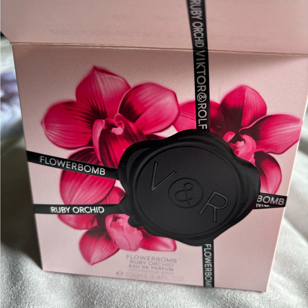 Viktor & Rolf Pink Box with Silver Cap - Picture 3 of 4